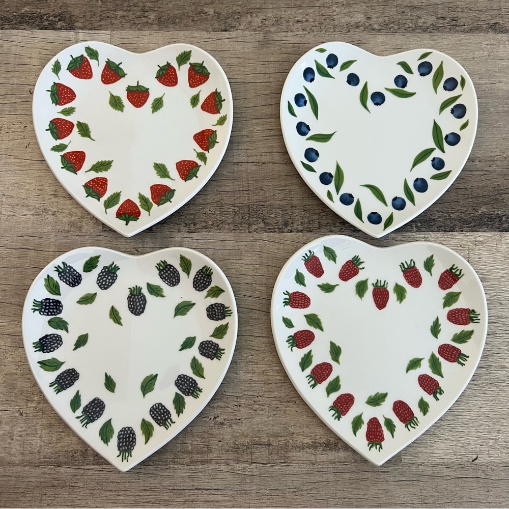 Williams-Sonoma La Fraise Chene Heart Shaped Fruit/Dessert Plate. Japan. 6.75"